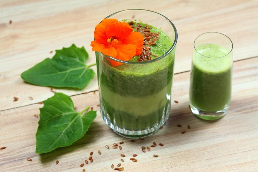 Billede af smoothie med nasturtium blomst og blade.