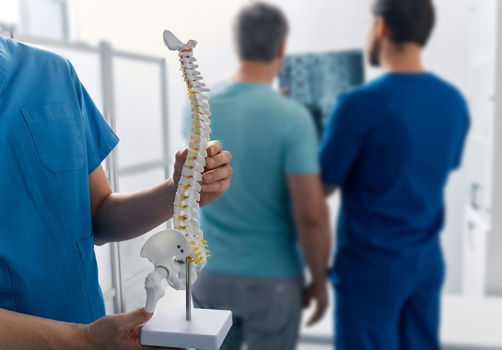 Dolor de espalda al caminar: prevención y cuidado - Clínica de Coaching ...